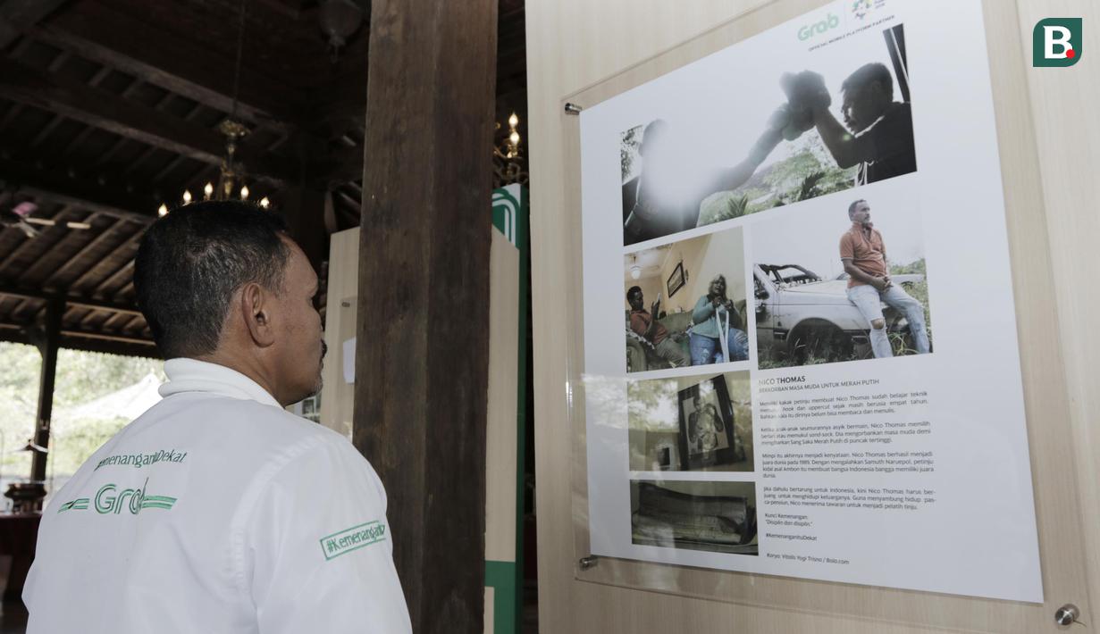 Legenda tinju Indonesia, Nico Thomas, melihat pameran foto legenda di Yogyakarta, Rabu (18/7/2018). Pameran foto legenda olahraga Indonesia tersebut sekaligus peluncuran kampanye Grab "Kemenangan itu Dekat". (Bola.com/M Iqbal Ichsan)