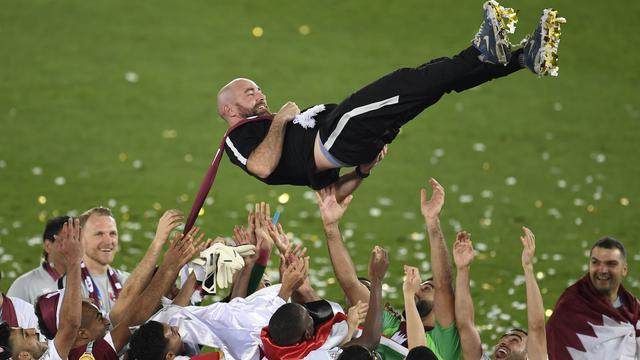 Pelatih Qatar, Felix Sanchez diterbangkan pemainnya usai mengantar tim asuhannya jadi juara Piala Asia 2019. (AFP/Khaled Desouki)