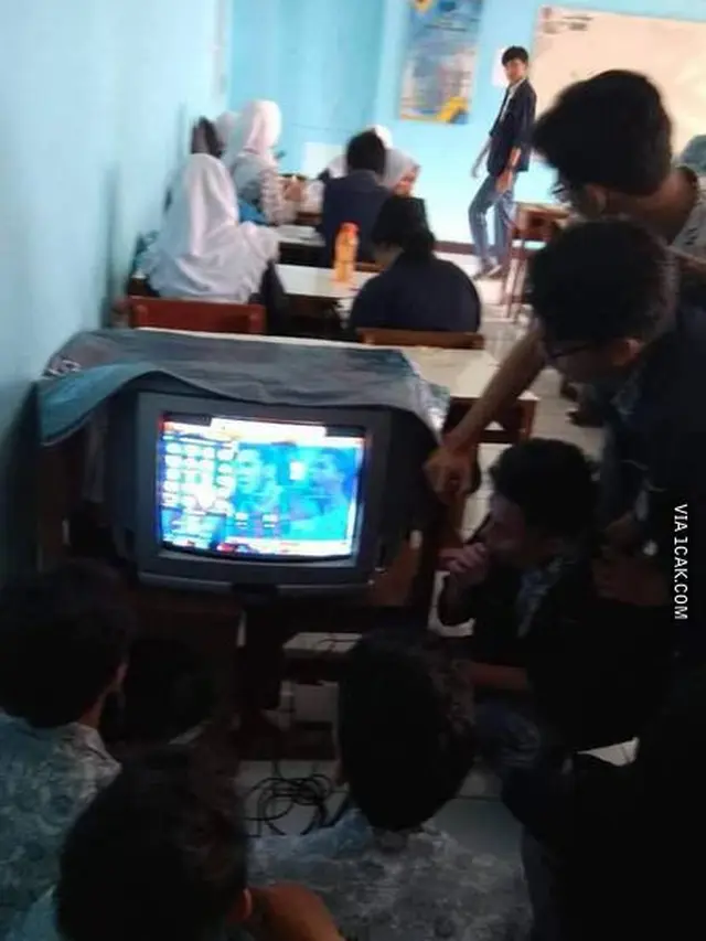 6 Kelakuan Orang saat Main PS Ini Bikin Ketawa