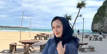 Beby Tsabina selama di Aceh membagikan beberapa foto dirinya. Termasuk saat berada di pantai indah, Aceh. Beby tampil dengan busana serba navy. [@bebytsabina]