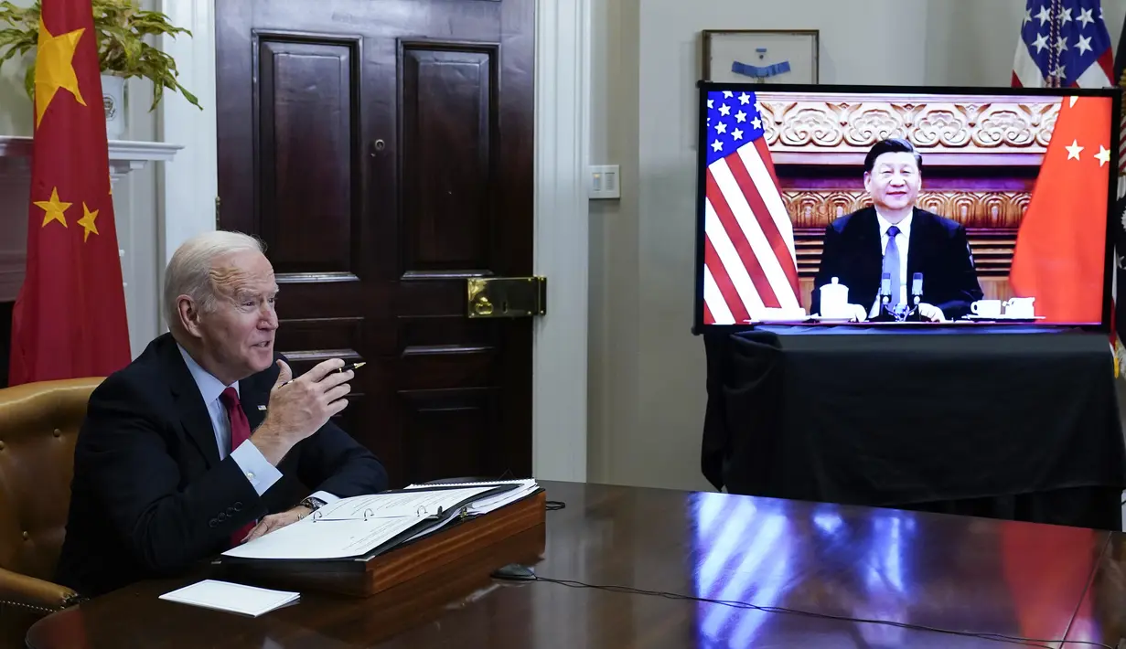 Presiden Joe Biden bertemu secara virtual dengan Presiden China Xi Jinping dari Ruang Roosevelt Gedung Putih di Washington, Senin (15/22/2021). Dalam pertemuan tersebut, Biden membicarakan pembicaraan secara jujur tentang isu HAM dan masalah keamanan. (AP Photo/Susan Walsh)