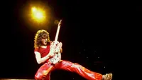 Gaya panggung dari Eddie Van Halen. (Foto: The Guardian)