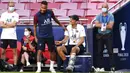 Pelatih Paris Saint-Germain (PSG), Thomas Tuchel, berbincang dengan Neymar, saat latihan jelang laga final Liga Champions di Stadion The Luz, Portugal, Sabtu (22/8/2020). PSG akan berhadapan dengan Bayern Munchen. (David Ramos/Pool via AP)