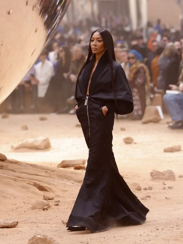 Pesona Supermodel Naomi Campbell  di Runway Off-White Paris Fashion Week