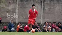 Pemain Persija Jakarta, Jefri Kurniawan saat  berlatih di Lapangan POR Sawangan, Sabtu (21/1/2017). Bola.com/Nicklas Hanoatubun)