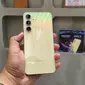 Tampilan Samsung Galaxy A55 varian warna baru Awesome Lemon. (Liputan6.com/Agustinus M. Damar)