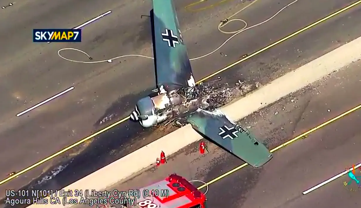Sebuah pesawat antik Amerika Utara AT-6 yang jatuh di US 101 di Agoura Hills, California (23/10). Dilaporkan pilot selamat dan tidak ada korban jiwa atas kecelekaan yang terjadi pada sore hari tersebut. (KABC-TV via AP)