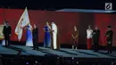 Wali Kota Hangzhou China membawa bendera Asian Games saat penutupan Asian Games 2018 di Stadion Utama GBK, Jakarta, Minggu (2/9). China akan menjadi tuan rumah Asian Games 2022. (Liputan6.com/Helmi Fithriansyah)