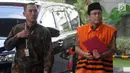 Wakil Ketua DPR Bidang Keuangan dari Fraksi PAN nonaktif Taufik Kurniawan dikawal petugas akan menjalani pemeriksaan lanjutan kasus pengurusan DAK Kabupaten Kebumem TA 2016 di gedung KPK, Jakarta, Jumat (1/2). (Merdeka.com/Dwi Narwoko)