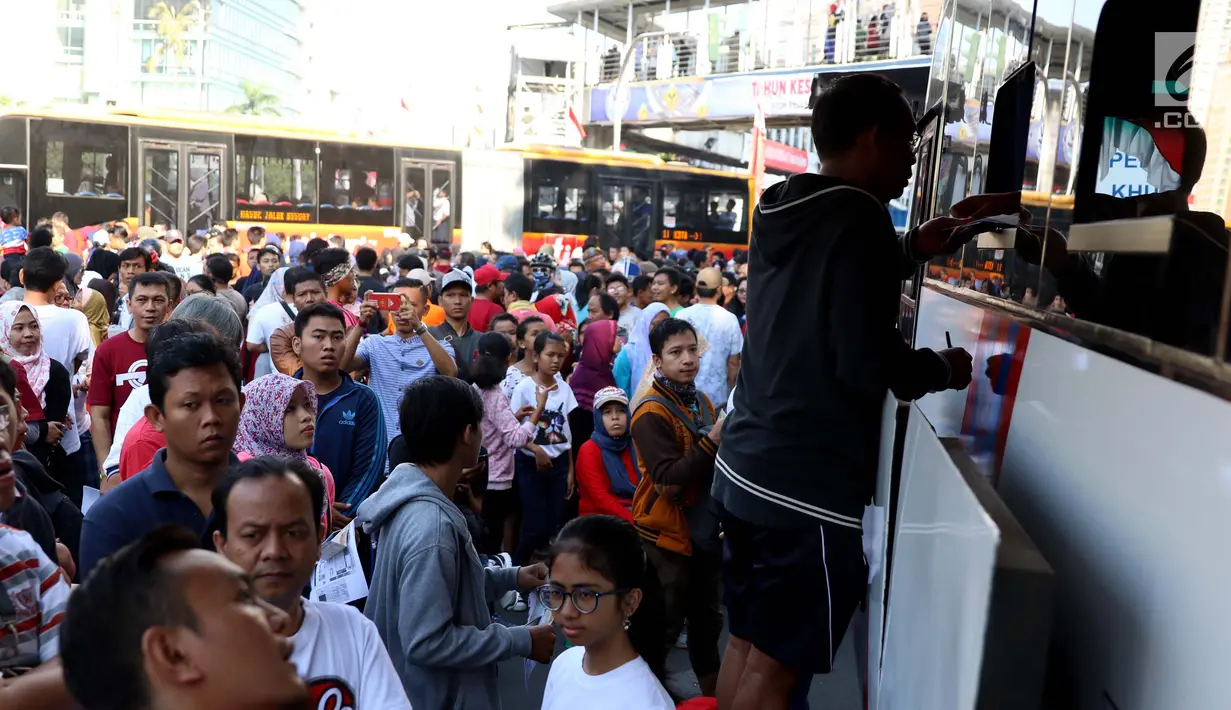 Warga membayar pajak kendaraan bermotor di samsat keliling di car free day, Jakarta, Minggu (27/8). Caranya cukup menggunakan STNK dan membayar pajak sesuai yang tertera. (Liputan6.com/Angga Yuniar)
