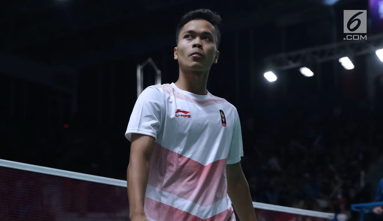 Tunggal putra Indonesia, Anthony Sinisuka Ginting saat melawan pemain Jepang, Kento Momota pada semifinal Bulutangkis Beregu Putra Asian Games 2018 di Jakarta, Selasa (21/8). (Liputan6.com/Helmi Fithriansyah)