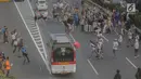 Massa aksi melempari kendaraan dinas milik polisi yang melintasi jalan tol seberang Gedung DPR/ MPR RI, Jakarta, Selasa (24/9/2019). Selain menutup ruas tol, kendaraan dinas pemerintah dan milik polisi jadi korban pelemparan dan perusakan oleh mahasiswa. (Liputan6.com/Faizal Fanani