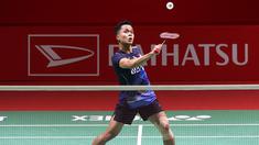 Berjuang sendirian di sektor tunggal putra pada babak 16 besar Indonesia Masters 2024, tunggal putra terbaik tanah air, Anthony Sinisuka Ginting mampu memetik kemenangan atas pebulu tangkis Malaysia yang merangkak dari babak kualifikasi, Leong Jun Hao dengan straight game 21-15, 21-17 di Istora Senayan, Jakarta, Kamis (25/1/2024) sore WIB. Dengan hasil ini, Anthony Ginting yang menjadi satu-satunya wakil tuan rumah yang tersisa di sektor tunggal putra sukses melaju ke perempatfinal dan akan menantang wakil Singapura, Loh Kean Yew pada Jumat (26/1/2024). (Bola.com/M Iqbal Ichsan)