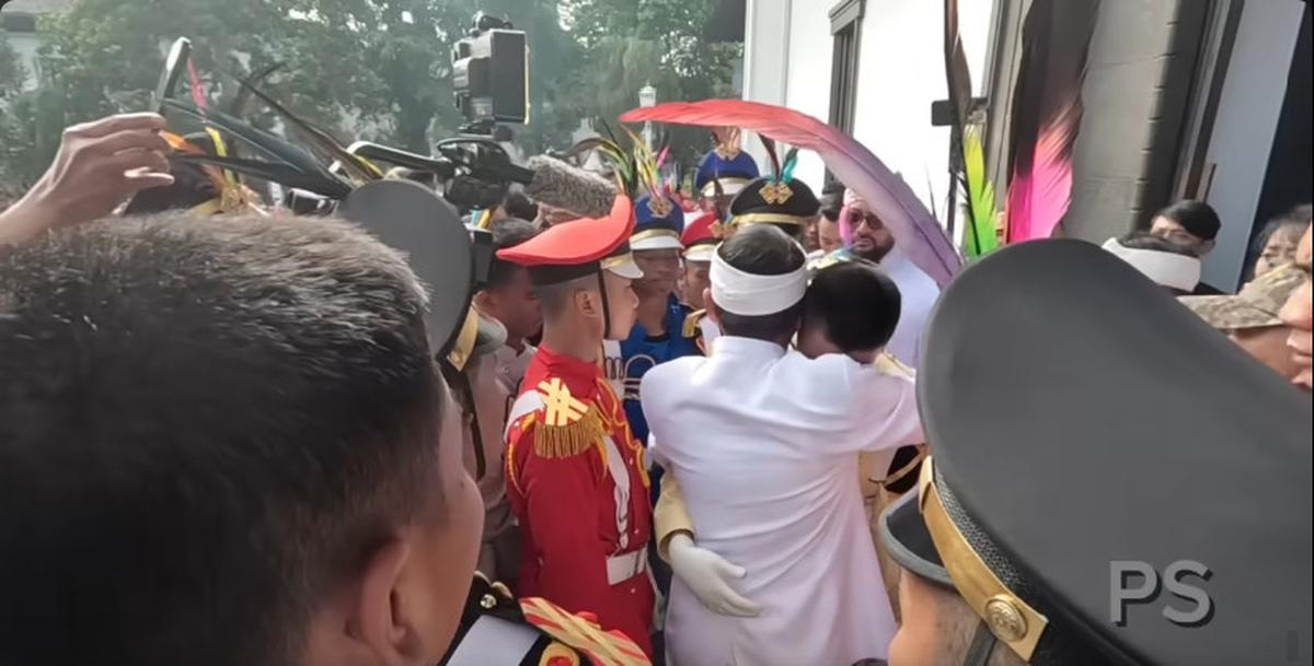 Dedi Mulyadi Peluk Anak-anak yang Usai Pendidikan Di Barak Militer