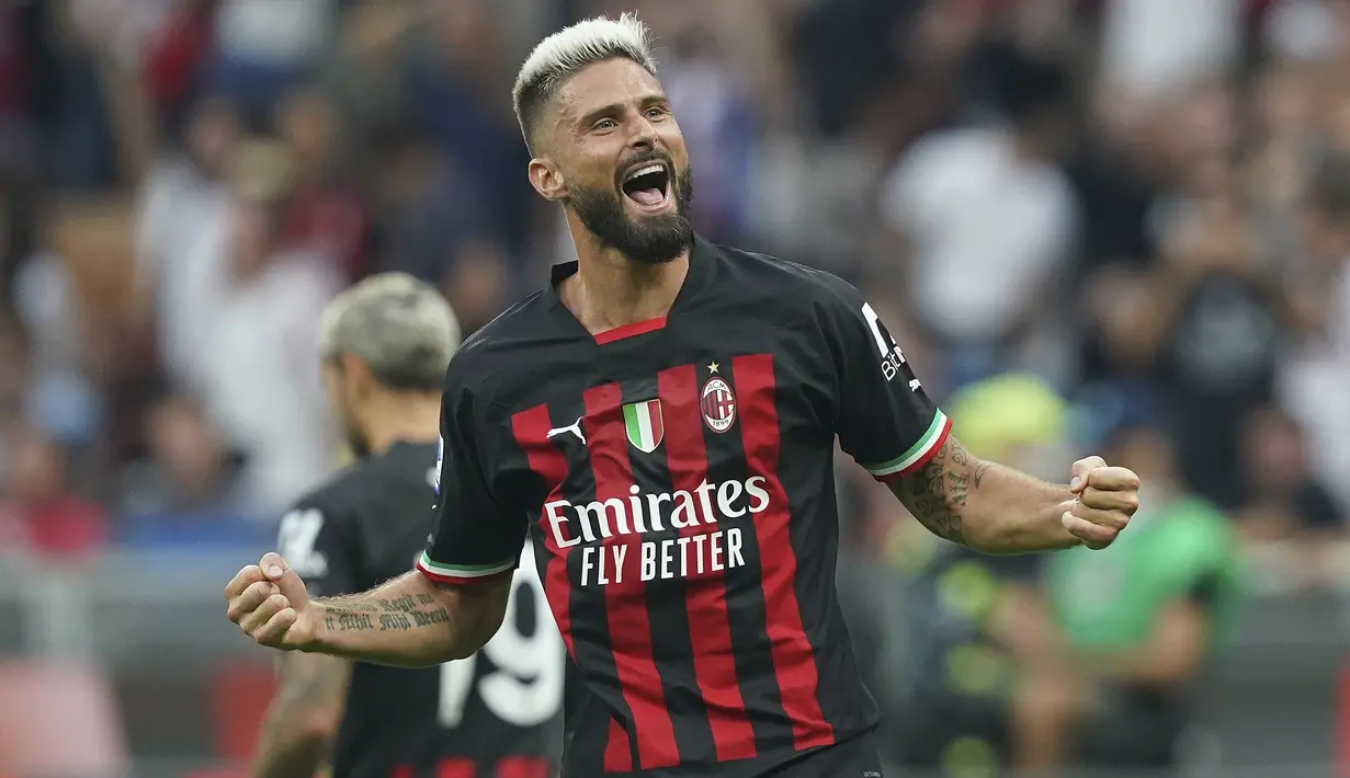 Penyerang AC Milan, Olivier Giroud melakukan selebrasi setelah mencetak gol ke gawang Inter Milan pada pertandingan lanjutan Liga Serie A Italia di stadion San Siro di Milan, Italia, Sabtu (3/9/2022). Dengan kemenangan ini, AC Milan berhasil naik ke peringkat dua dengan 10 poin. (Spada/LaPresse via AP)