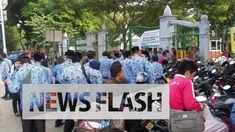 Akibat telat Pegawai Negeri Sipil (PNS) DKI Jakarta tidak diizinkan masuk ke lapangan IRTI untuk mengikuti upacara Hari Kebangkitan Nasional (Harkitnas) ke-108.