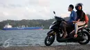 Muda-mudi menikmati waktu senja saat matahari terbenam di Pantai Teluk Penyu Kabupaten Cilacap, Jawa Tengah,Jumat (29/7). Pantai Teluk Penyu merupakan salah satu tempat wisata andalan Kabupaten Cilacap, Jawa Tengah. (Liputan6.com/Helmi Afandi)