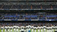 Sesaat sebelum laga melawan Rayo Vallecano dimulai, para pemain Madrid masuk ke lapangan mengenakan jersei milik Vinicius Junior. (AP Photo/Manu Fernandez)