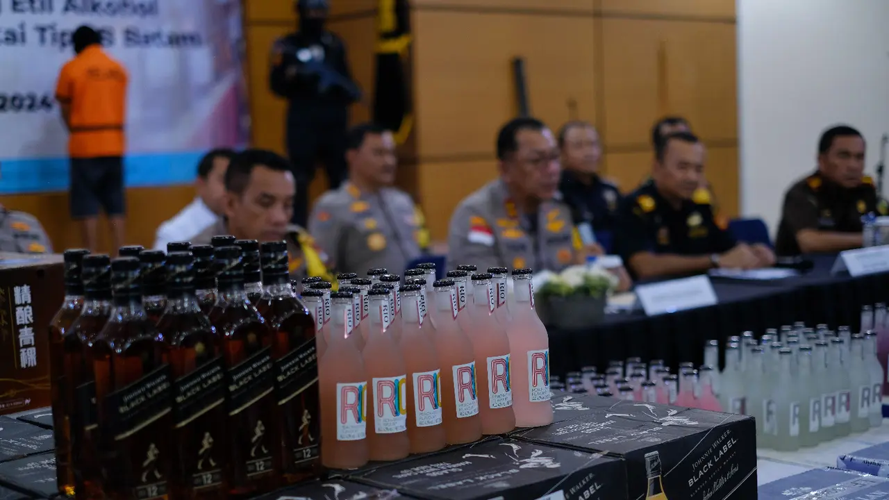Bea Cukai Batam bekerja sama dengan Polda Kepulauan Riau menindak kontainer bermuatan ribuan botol minuman mengandung etil alkohol (MMEA) ilegal asal Singapura