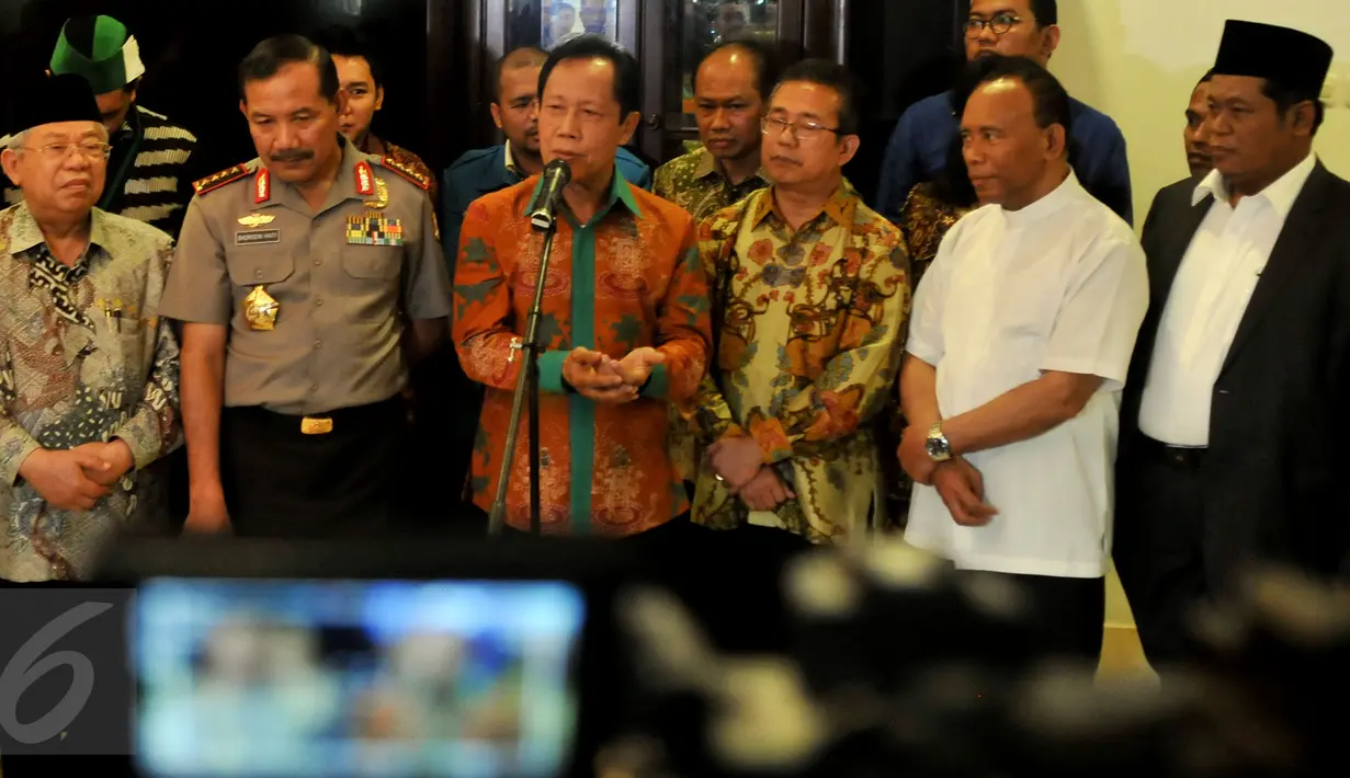 Kepala Badan Intelejen Negara (BIN), Letjen Purn TNI Sutiyoso saat melakukan konferensi pers di kediamannya, Jakarta, Kamis, (23/7/2015). Sutiyoso berharap kasus ini  tidak terjadi lagi di Indonesia. (Liputan6/JohanTallo)