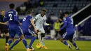 Penyerang Chelsea, Tammy Abraham berusaha melewati tiga pemain Leicester City pada pertandingan lanjutan Liga Inggris di Stadion King Power, Rabu (20/1/2021). Dengan kemenangan ini, Leicester City sementara meraih puncak klasemen Liga Inggris.  (Tim Keeton/Pool via AP)