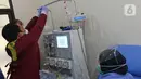 Petugas medis menyiapkan peralatan saat penyintas COVID-19 akan mendonorkan plasma konvalesennya di PMI Bekasi, Jawa Barat, Kamis (11/2/2021). Pemerintah setempat membuka layanan donasi plasma konvalesen untuk membantu kesembuhan pasien yang masih terpapar COVID-19. (Liputan6.com/Herman Zakharia)
