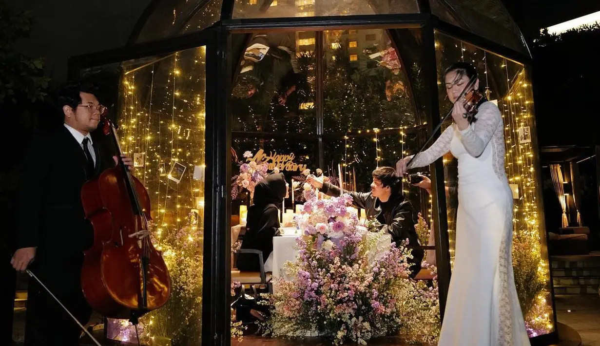 Buka puasa sekaligus dinner romantis dengan ruangan yang dihias bunga-bunga indah. Aurel mengaku sangat menyukainya. [Instagram/attahalilintar]