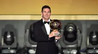 Pemain Barcelona asal Argentina, Lionel Messi, berpose dengan trofi FIFA Ballon d'Or 2015 sebagai pemain terbaik dunia 2015 yang dihelat di Kongresshaus, Zurich, Swiss, Selasa (12/1/2016) dini hari WIB. (AFP/Fabrice Coffrini)