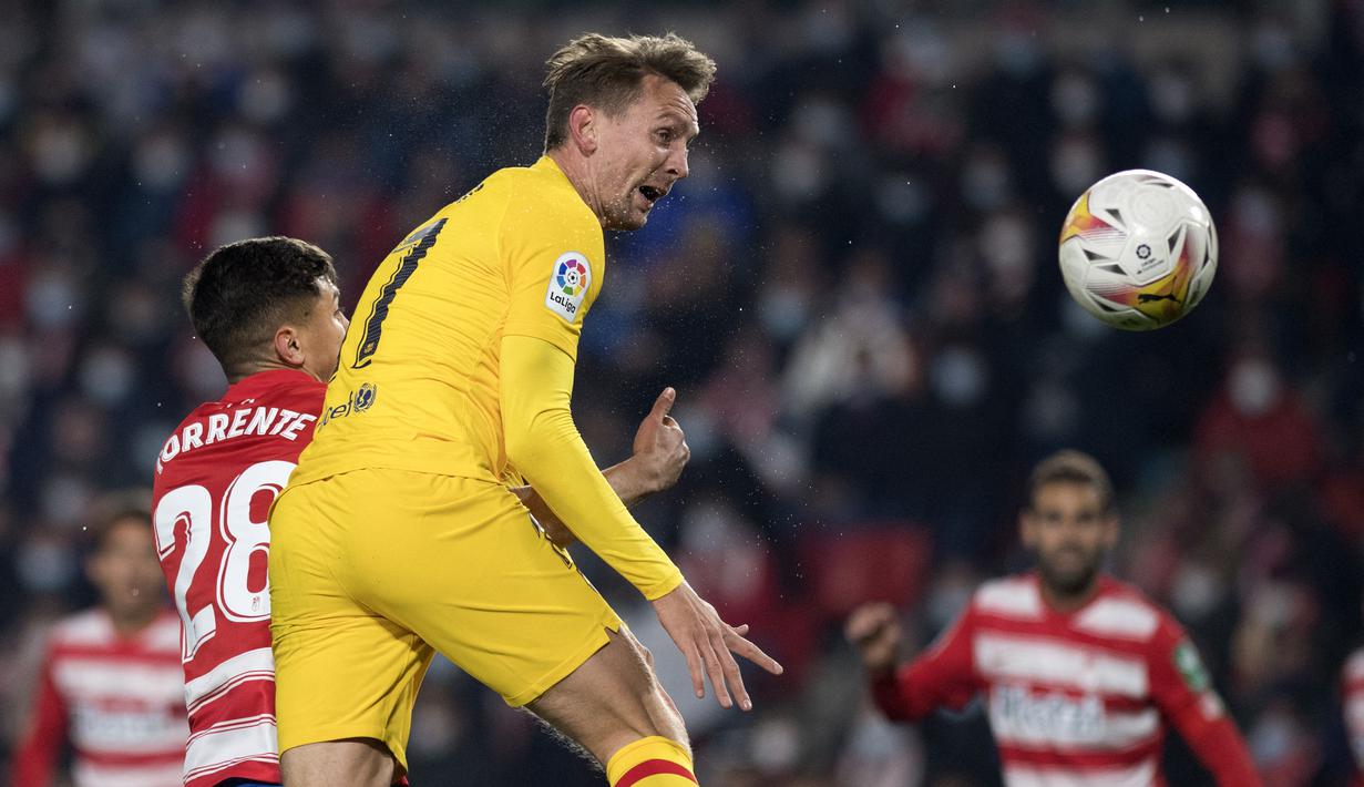 Luuk de Jong. Striker Belanda dan Barcelona berusia 31 tahun dengan postur 1888 cm ini telah mencetak 78 gol lewat sundulan kepala dari total 213 gol. Gol-gol tersebut dicetak bersama Timnas Belanda dan beberapa klub seperti Twente, Gladbach, PSV, Sevilla dan Barcelona. (AFP/Jorge Guerrero)