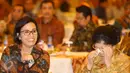 Menkeu Sri Mulyani Indrawati bersama istri mantan Menkeu Mar'ie Muhammad, Ayu Resmayati, hadir dalam acara penetapan nama Gedung Utama Kantor Pusat Direktorat Jenderal Pajak (DJP) di Jakarta, Kamis (19/1). (Liputan6.com/Immanuel Antonius)