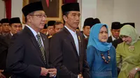 Presiden Jokowi (tengah) didampingi Ibu Negara, Iriana Jokowi (kanan) dan Menag Lukman Hakim menghadiri acara Peringatan Isra Miraj Nabi Muhammad SAW Tahun 1436 H/2015 M di Istana Negara, Jakarta, Jumat (15/5) malam. (Liputan6.com/Faizal Fanani)