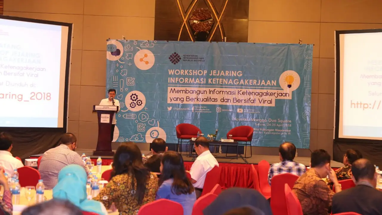 Dengan mengoptimalkan penggunaan website dan media sosial dalam menyebarluaskan informasi dan edukasi bidang ketenagakerjaan.
