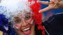 Suporter Prancis dengan gaya rambut unik bersemangat menonton laga grup A Euro 2016 antara Prancis vs Swiss di Stadion Pierre-Mauroy, Lille (20/6/2016) WIB. (AFP/Franck Fife)