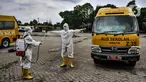 Petugas Kebersihan Bus (PKB) menyemprotkan disinfektan pada sopir bus sekolah saat proses dekontaminasi usai bertugas mengantarkan pasien terpapar Covid-19 di Pool Unit Pelayanan Angkutan Sekolah (UPAS) DKI Jakarta, Kramat Jati, Selasa (5/1/2021). (merdeka.com/Iqbal Nugroho)