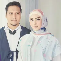 Misbareta Fathir Gavin Daffa, anak pertama Arie dan Fenita ini ternyata sudah berhasil membuat orang tuanya bangga. Di akun Instagram, Arie mengatakan bahwa sang anak sudah rajin beribadah ke masjid. (Instagram/ariekuntung)