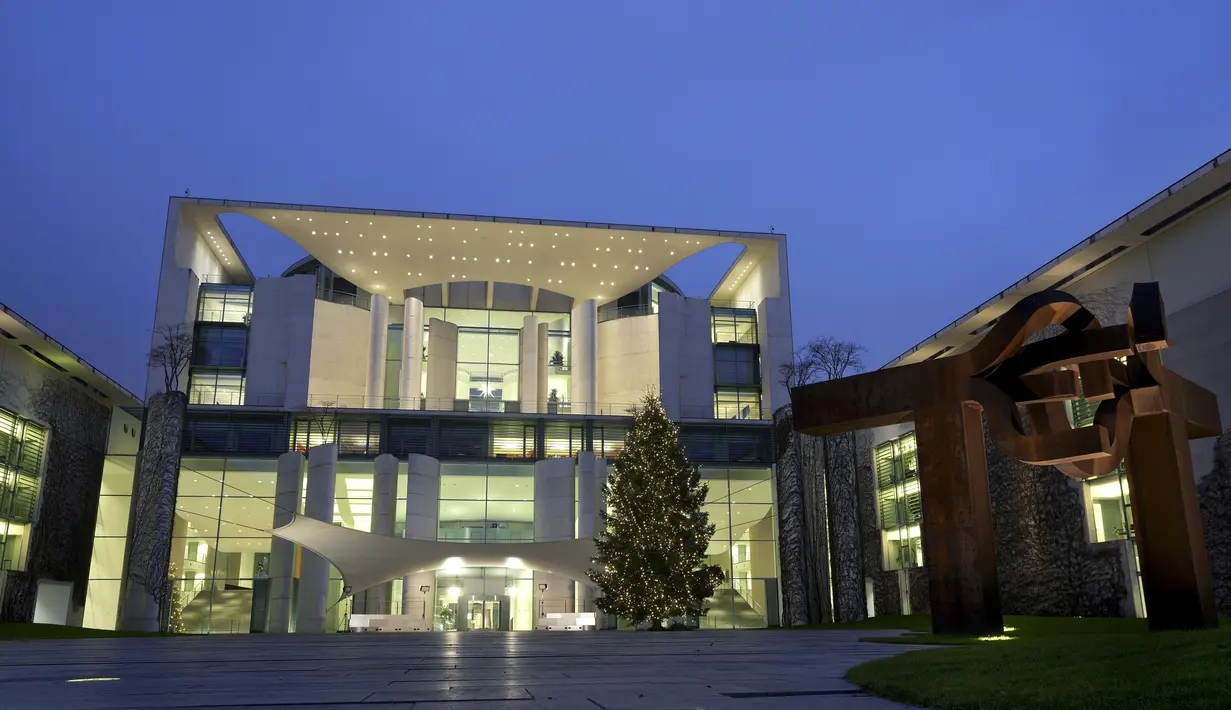 The Chancellery, kantor Kanselir Jerman Olaf Scholz, di Berlin, Selasa (21/12/2021). Para pemimpin Jerman akan memutuskan pembatasan baru, yang kemungkinan dilakukan setelah Natal, yang bertujuan memperlambat penyebaran Covid-19 varian baru omicron. (AP Photo/Michael Sohn)