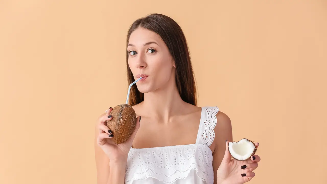 Minum air kelapa