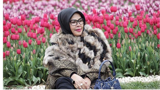 Gaya Glamor Ibunda Syahrini (Sumber: Instagram/princessyahrini)