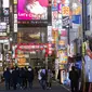 Orang-orang berjalan di sekitar lingkungan Shinjuku Tokyo, Kamis (7/1/2021). Perdana Menteri Jepang Yoshihide Suga mengatakan, status darurat itu berlaku mulai 8 Januari hingga 7 Februari 2021. (AP Photo/Hiro Komae)