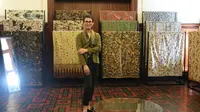 Oscar Lawalata Pamerkan 100 Kain Batik Sebelum Dibawa ke Paris