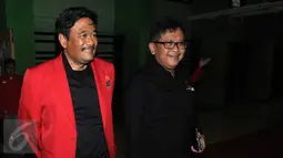 Djarot Syaiful Hidayat (kiri) dan Hasto Kristiyanto saat menghadiri pengukuhan pengurus ranting PDIP se Jakarta Barat, Minggu (20/3/2016). Acara tersebut juga menjadi rapat konsolidasi guna menyerap aspirasi kader PDIP (Liputan6.com/Helmi Afandi)