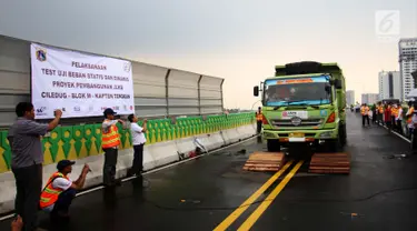 Sebuah truk melintas di Koridor 13 Transjakarta Tendean - Ciledug saat uji kelayakan, Jakarta, Kamis (20/7). Pengujian dilakukan untuk mengetahui ketahanan konstruksi jalan layang Koridor 13 yang direncanakan segera beroperasi. (Liputan6.com/Angga Yuniar)