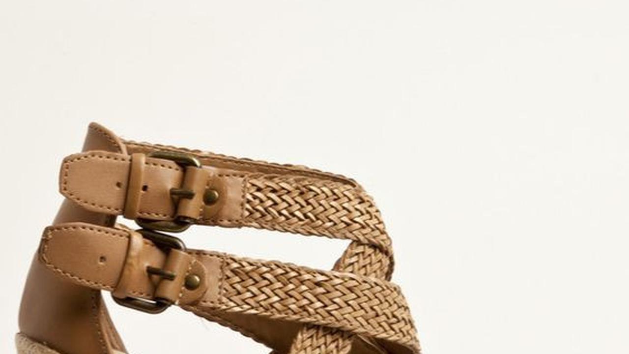 <b>Wedges: Sepatu dengan Sol Tinggi Full</b>