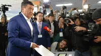 Sooronbai Jeenbekov saat memasukkan surat suaranya dalam Pemilihan Presiden Kyrgyzstan yang dilaksanakan pada 15 Oktober 2017. (AP Photo/Vladimir Voronin)