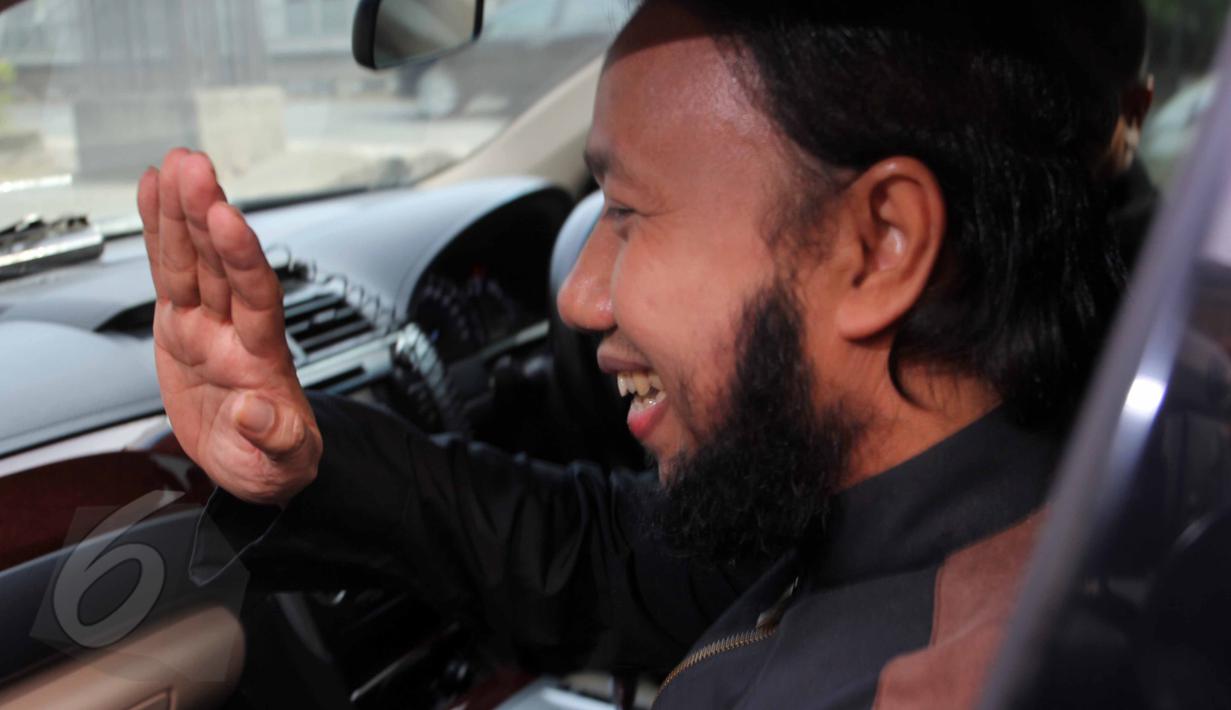 Ustad Haryono ketika meninggalkan Gedung KPK, Jakarta, Senin (8/6/2015). Haryono diperiksa sebagai saksi kasus dugaan pemerasan dalam pengadaan alat kesehatan di Pemprov Banten dengan tersangka Ratu Atut. (Liputan6.com/Helmi Afandi)