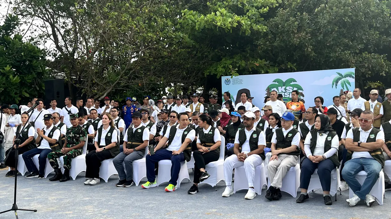 Kementerian Lingkungan Hidup/Badan Pengendalian Lingkungan Hidup (KLH/BPLH) bersama Kementerian Kelautan dan Perikanan (KKP) menggelar Aksi Bersih Sampah Laut di Pantai Kedonganan, Jimbaran.