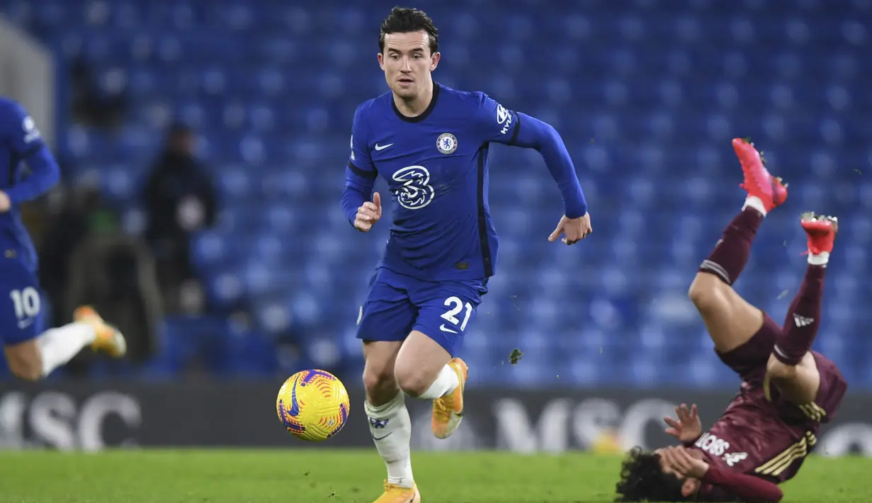 Bek Chelsea, Ben Chilwell mengiring bola saat bertanding mleawan Leeds United pada pertandingan lanjutan Liga Inggris di Stamford Bridge di London, Inggris, Minggu (6/12/2020). Chelsea menang 3-1 atas Leeds United. (Daniel Leal-Olivas/Pool via AP)