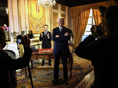 Patung lilin Presiden Prancis Emmanuel Macron (kiri) dan Presiden AS Joe Biden yang baru diresmikan di museum lilin Musee Grevin, Paris, Selasa (18/5/2021). Museum tersebut diperkirakan akan dibuka kembali pada 19 Mei 2021 setelah ditutup berbulan-bulan karena COVID-19. (Christophe ARCHAMBAULT/AFP)