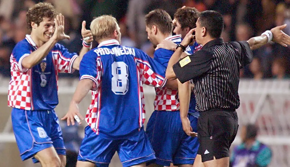 Kroasia total tampil 7 kali di Piala Dunia 1998, dan Davor Suker mampu mencetak masing-masing satu gol dalam 6 laga di antaranya. Satu-satunya laga ia absen menyumbang gol adalah saat kalah 0-1 dari Argentina di matchday ketiga di fase grup H. (AFP/Rabih Moghrabi)