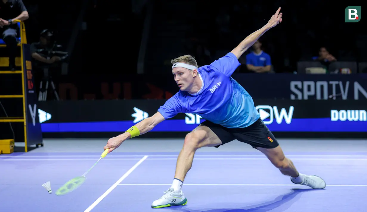 Pebulu tangkis Denmark, Viktor Axelsen dari tim Lightning berusaha menjangkau kok dalam laga tunggal putra Badminton XL 2025 melawan Kodai Narakoa dari tim Rockets di Istora Senayan, Jakarta, Sabtu (04/10/2025). (Bola.com/Bagaskara Lazuardi)